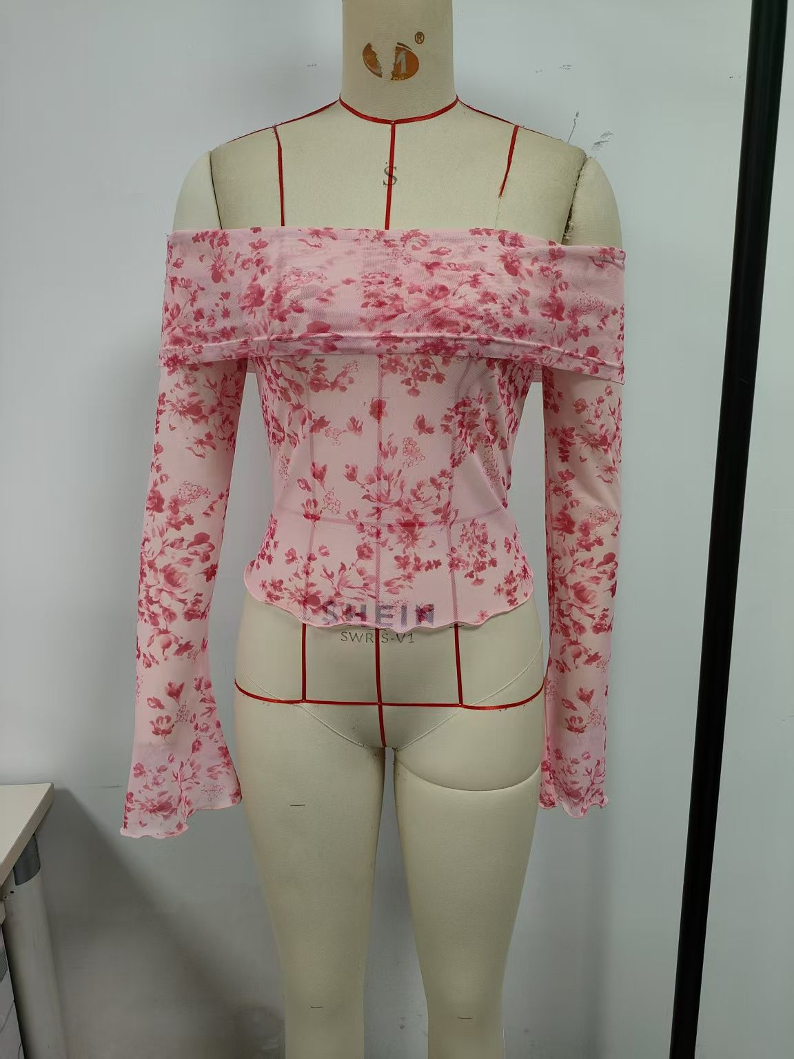 Pink, long sleeved shirt with floral pattern, flared collar, flared cuffs
