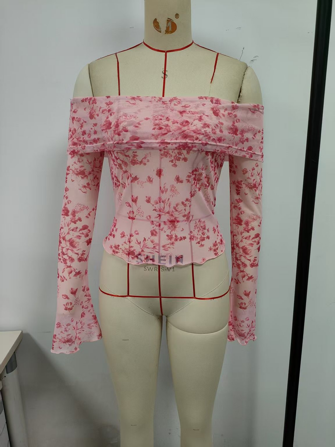 Pink, long sleeved shirt with floral pattern, flared collar, flared cuffs
